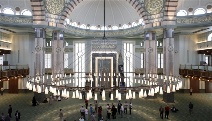 Türkiye'de sadece Beştepe Millet Camisi'nde kılınacak cuma namazına Diyanet'in belirlediği kişiler katılacak